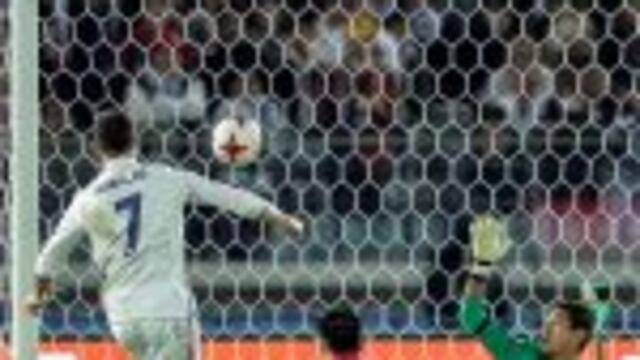 OTA22. Yokohama (Japan), 18/12/2016.- Real Madrid's Cristiano Ronaldo (L) scores a goal against Kashima Antlers' goalkeeper Hitoshi Sogahata (R) during the FIFA Club World Cup 2016 final between Real Madrid and Kashima Antlers in Yokohama, Japan, 18 Decem