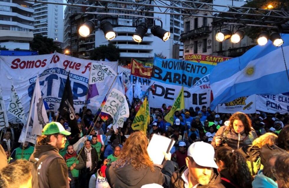 Masiva convocatoria de la Marcha Federal por "pan y trabajo" en su paso por Rosario