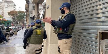 La Tropa de Operaciones Especiales (TOE) estuvo trabajando este martes en el edificio de Entre Ríos al 1200\u002E (@gbelluati)
