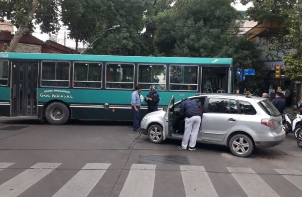 Quedó inconsciente, la ambulancia no llegó, su marido la llevó en brazos y no la quisieron atender