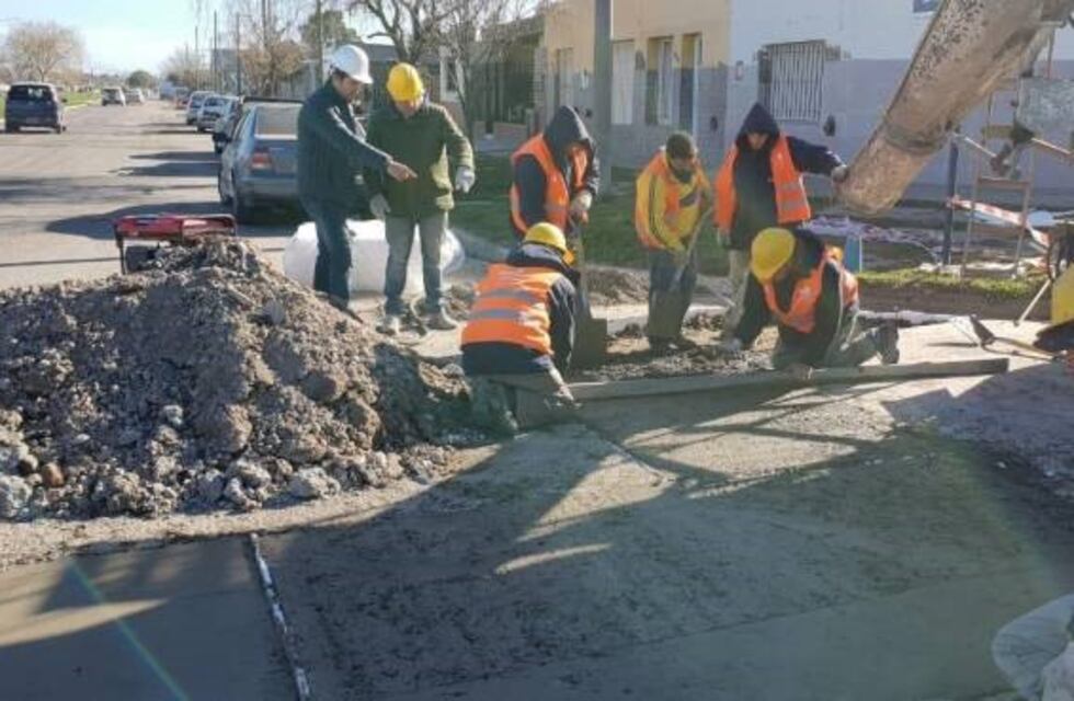 Continúan arreglando las calles de Viedma