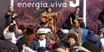 El sonoro canto de Tomás Lipán animó la presencia de miles de visitantes y gran cantidad de residentes jujeños que se sumaron a la ceremonia a la Pachamama en Tecnópolis\u002E