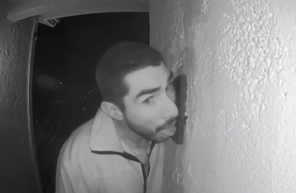 El insólito "lamedor de timbres" que aterroriza a California