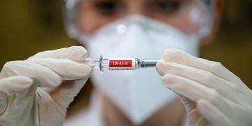 A nurse holds China's Sinovac vaccine, a potential vaccine for the coronavirus disease (COVID-19), at the Sao Lucas Hospital of the Pontifical Catholic University of Rio Grande do Sul (PUCRS), in Porto Alegre, Brazil August 8, 2020\u002E REUTERS/Diego Vara