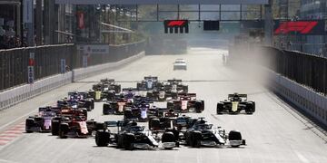 SUKI004\u002E Baku (Azerbaijan), 28/04/2019\u002E- leads a pack during the 2019 Formula One Grand Prix of Azerbaijan at the Baku City Circuit in Baku, Azerbaijan, 28 April 2019\u002E (Fórmula Uno, Azerbaiyán) EFE/EPA/SRDJAN SUKI
