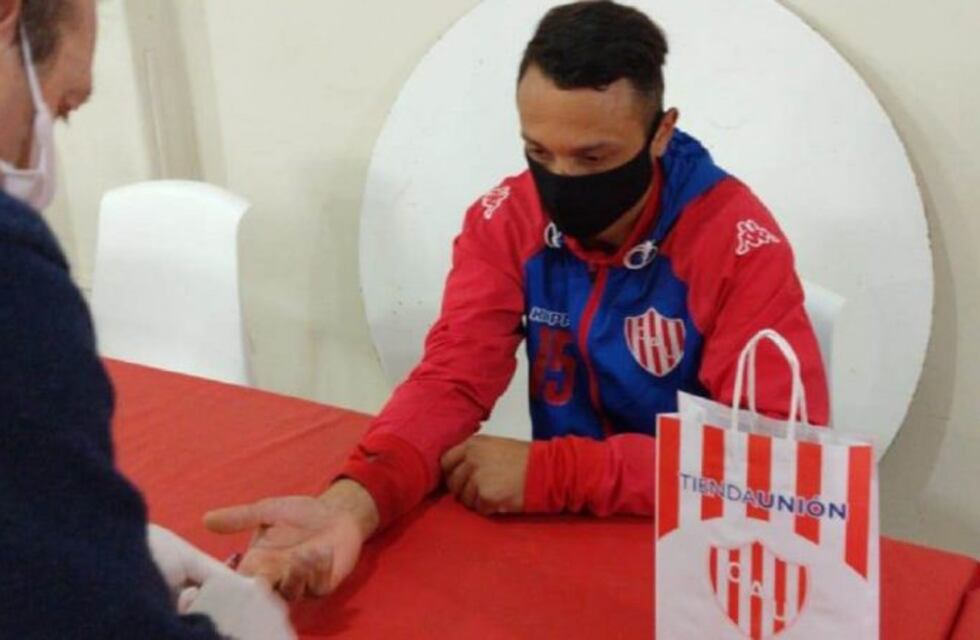 Unión volvió a entrenar mientras Azconzábal cumple la cuarentena