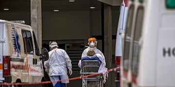 10 August 2020, Argentina, Buenos Aires: Medics transport a woman infected with COVID-19 into a hospital amid a surge in coronavirus cases in the country\u002E Photo: Roberto Almeida Aveledo/ZUMA Wire/dpa