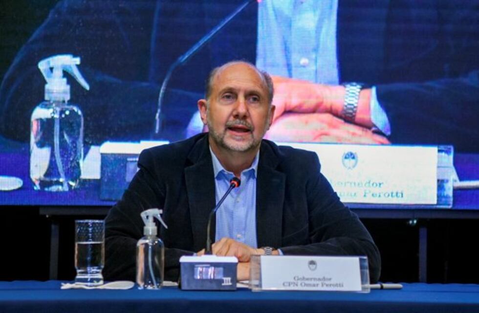 Omar Perotti evalúa repetir el pago del bono para estatales en Santa Fe