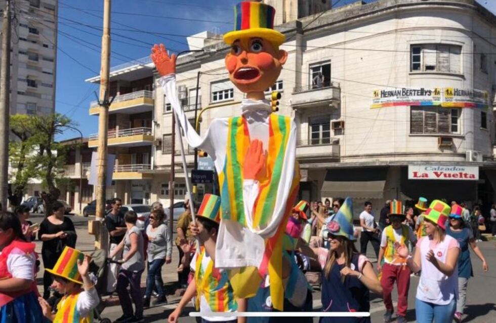 Con un desfile se inauguró el Festival Cervantino