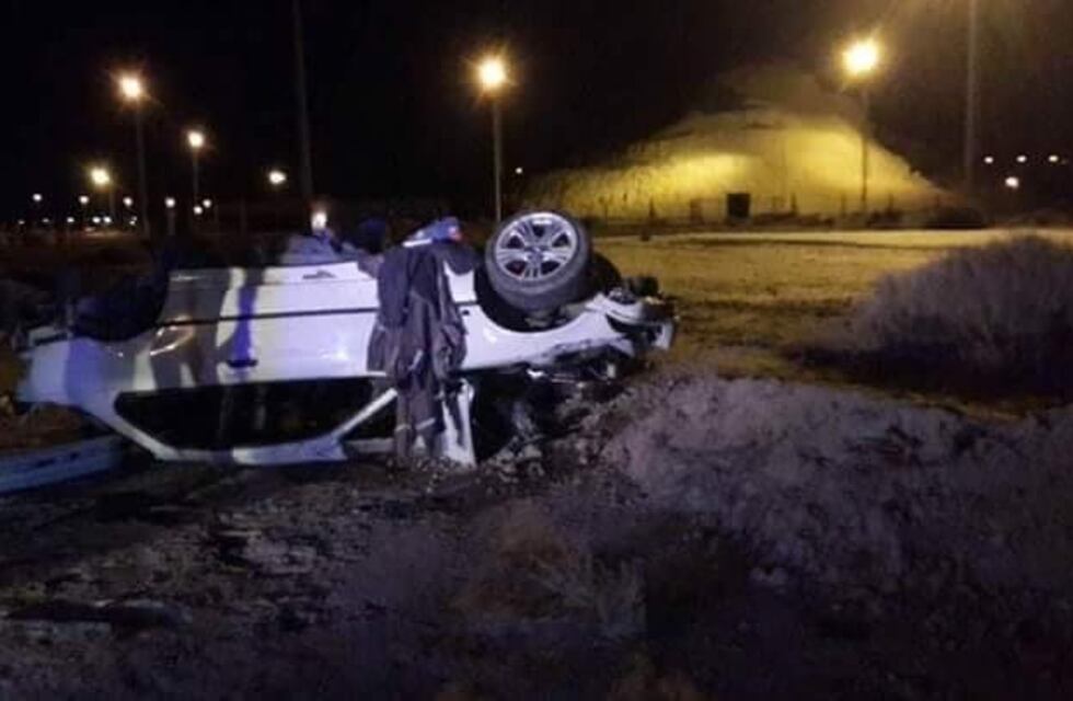 Choque y vuelco con dos personas lesionadas en la ruta 3