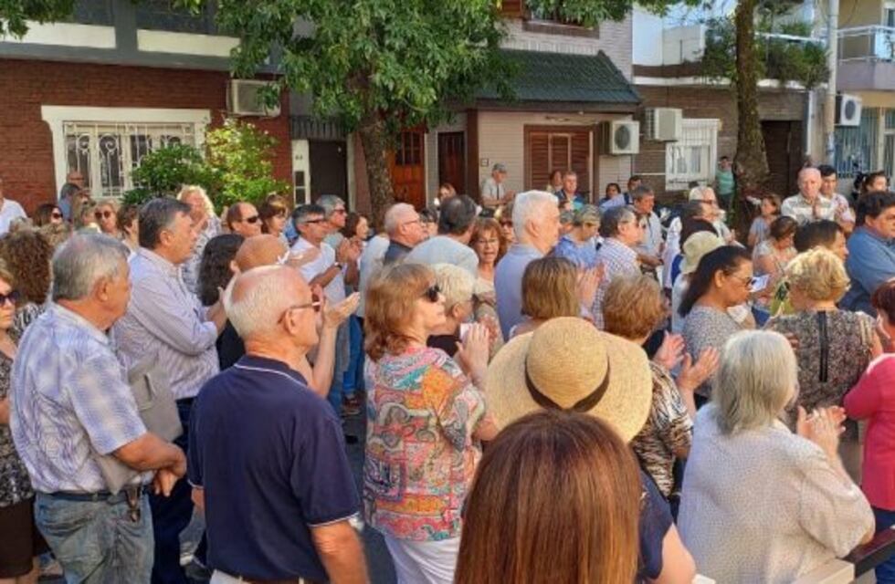 El intendente dio su discurso mientras los vecinos le reclamaban dar de baja el impuestazo