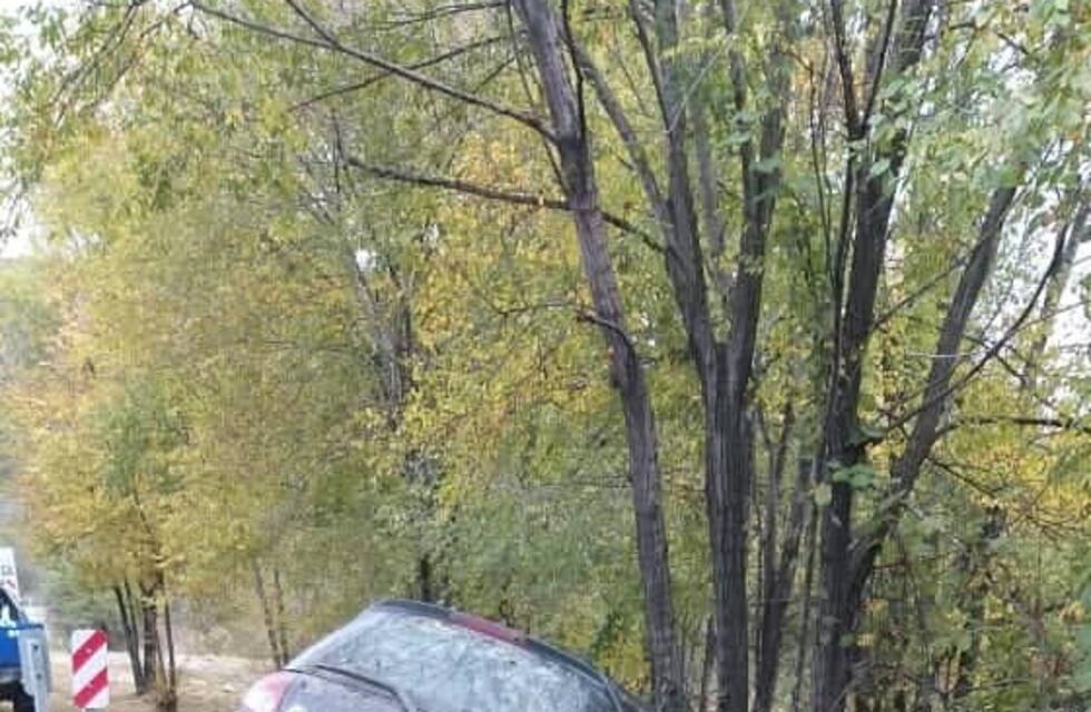 La Serranita: perdió el control del vehículo y terminó impactando contra un árbol