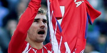 El delantero francés del Atlético de Madrid Antoine Griezmann, festejó esta tarde el primer tanto del Atlético de Madrid ante el Málaga, en el malacitano La Rosaleda, alzando al cielo una camiseta con su número \