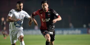 AME7492\u002E SANTA FE (ARGENTINA), 15/08/2019\u002E- Marcelo Estigarribia (d) de Colón lucha por el balón con Frank Feltscher (i) de Zulia este jueves en un partido de la Copa Sudamericana entre Colon de Argentina y Zulia de Venezuela, en el estadio Brigadier López de la ciudad de Santa Fe (Argentina)\u002E EFE/Javier Escobar