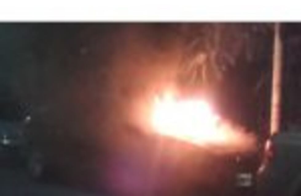 Incendiaron un auto durante la madrugada en Villa Urquiza y sospechan de los quemacoches