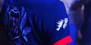 La remera de egresados de jóvenes de Resistencia, con las Islas Malvinas bordadas en una de las mangas (Foto: Datachaco)\u002E