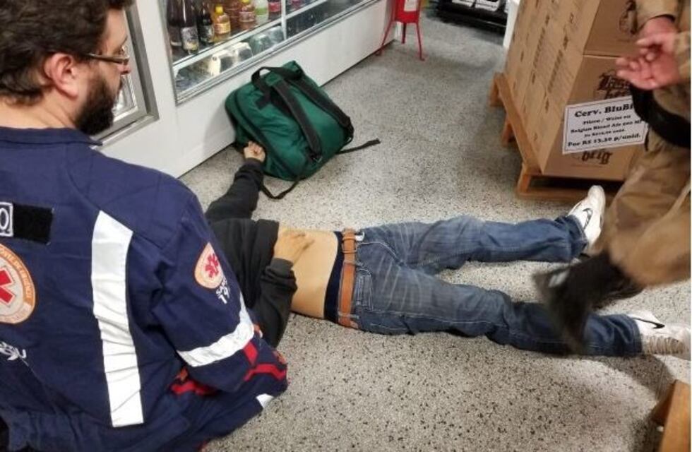 Intentaron asaltarla y mató al ladrón por la espalda