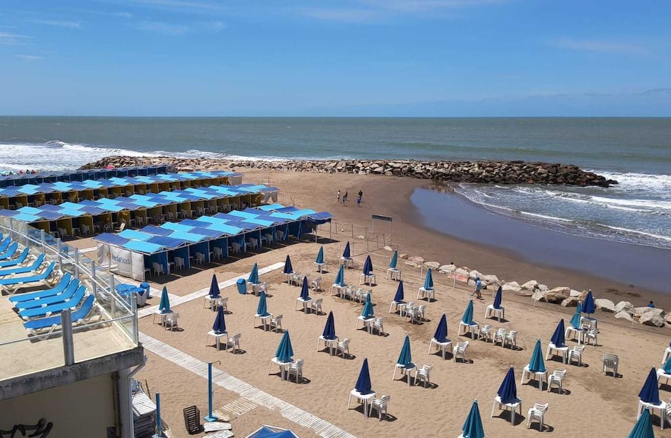 Ni espacio en la playa pública, ni gente en las carpas: las impactantes imágenes de Mar del Plata vacía