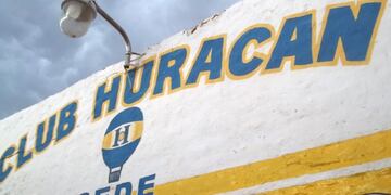 La dirigencia de Huracán de San Rafael inauguró las obras de luminaria del club.