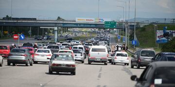 Intenso movimiento en las rutas de Córdoba por el "finde XXL" (José Hernández/LaVoz).