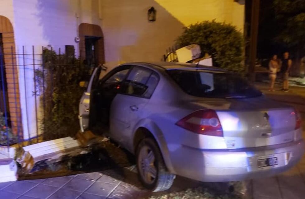 Chocó con el auto una vivienda, la dejó destrozada y salió corriendo