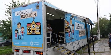 Profesionales de la salud recorren escuelas rurales para cuidar a niños y detectar a tiempo problemas médicos.