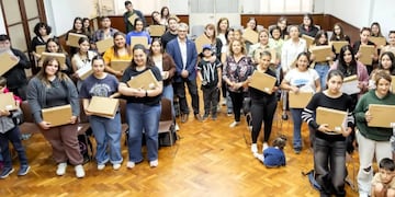 Entregan Notebooks a alumnos de la Universidad Nacional del Sur afectados por la inundación del 7 de marzo.