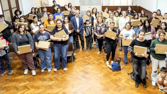 Entregan Notebooks a alumnos de la Universidad Nacional del Sur afectados por la inundación del 7 de marzo.