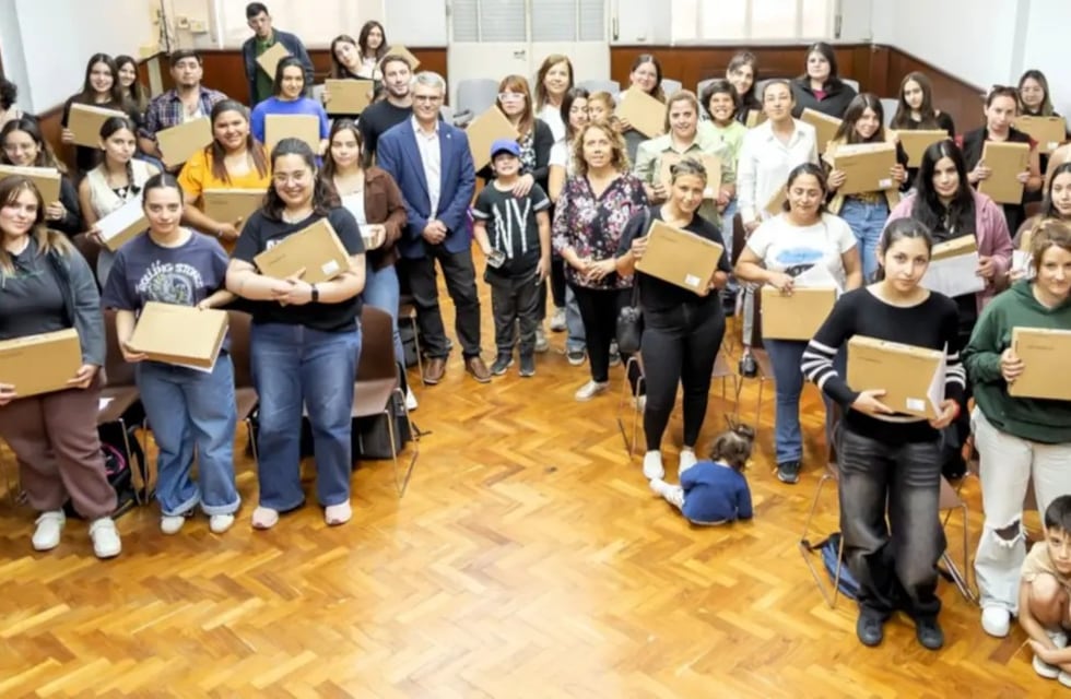 Bahía Blanca: entregan notebooks a estudiantes afectados por la inundación
