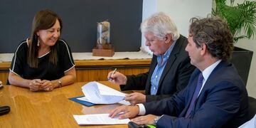 Acuerdo. La ministra de Coordinación, Silvina Rivero, y el titular del gremio de los jerárquicos, Domingo Ovando, firmaron este viernes el acuerdo paritaria hasta julio.