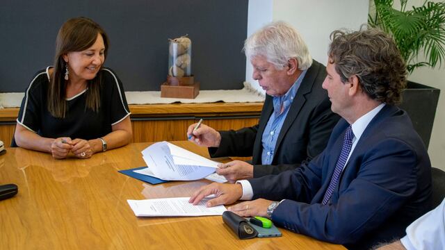 Acuerdo. La ministra de Coordinación, Silvina Rivero, y el titular del gremio de los jerárquicos, Domingo Ovando, firmaron este viernes el acuerdo paritaria hasta julio.