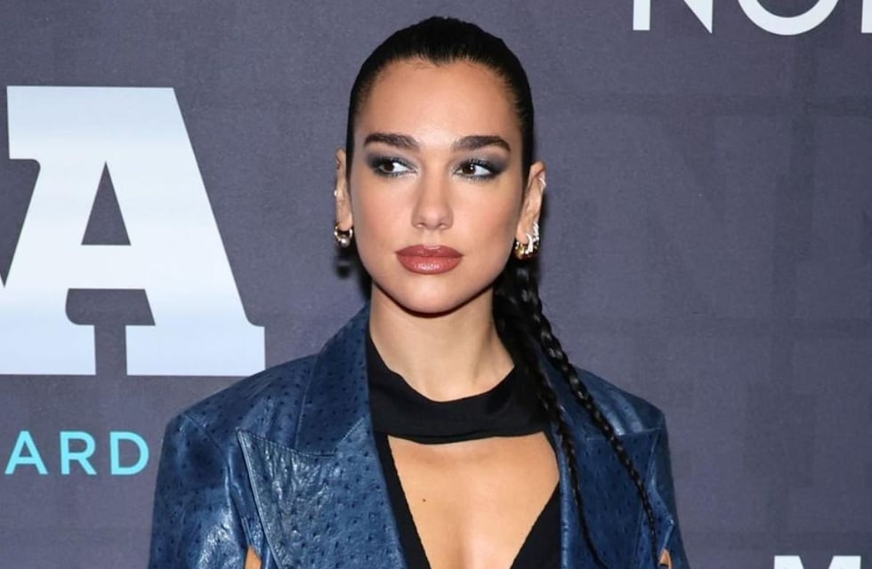 Así es el jardinero rojo de $ 61.000 con el que Dua Lipa se llevó todas las miradas