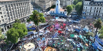 El Día de la Lealtad llenó a la Plaza de Mayo de personas. Foto: Los Andes.