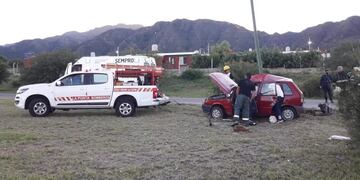 Cuatro personas quedaron heridas al impactar un automóvil contra una luminaria en el Autopista 25 de Mayo.