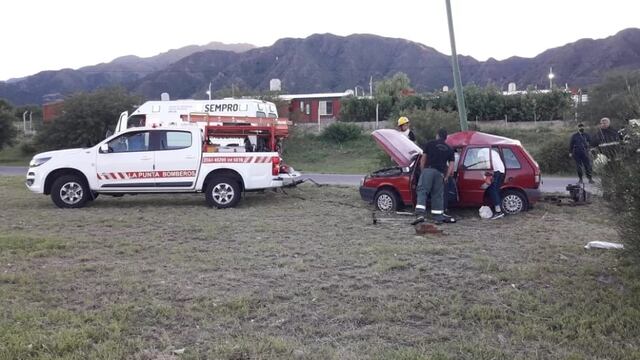 Cuatro personas quedaron heridas al impactar un automóvil contra una luminaria en el Autopista 25 de Mayo.