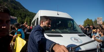 Agresiones a la camioneta que trasladaba al presidente Alberto Fernández en su visita a Lago Puelo, provincia de Chubut. (Clarín)
