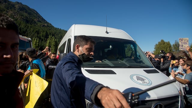Agresiones a la camioneta que trasladaba al presidente Alberto Fernández en su visita a Lago Puelo, provincia de Chubut. (Clarín)