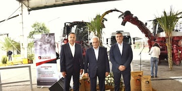 El ministro de Gobierno y Justicia, Regino Amado y el industrial Juan Budeguer presidieron el acto de inicio de la zafra