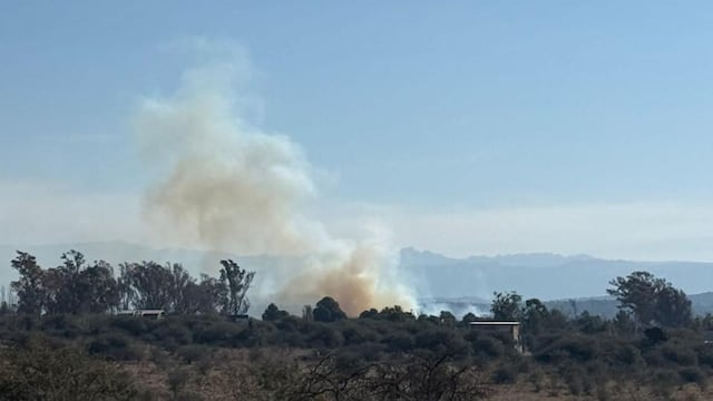 Trabajan más de 40 dotaciones de bomberos en Córdoba. (Foto: Gentileza)