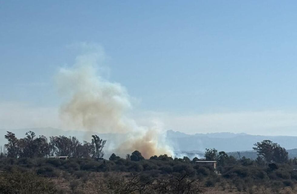 Más de 60 bomberos y cuatro aviones hidrantes contienen un incendio en Córdoba