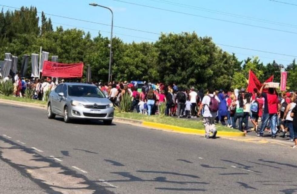 Manifestantes bloquearon las entradas de tres barrios privados en reclamo de alimentos y trabajo