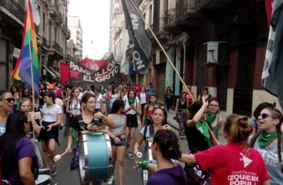 La marcha de mujeres impidió el paso de un médico que debía operar a un chico de urgencia