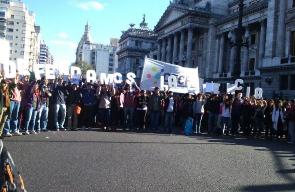 Investigadores y estudiantes marcharon al Congreso contra el recorte presupuestario para la ciencia