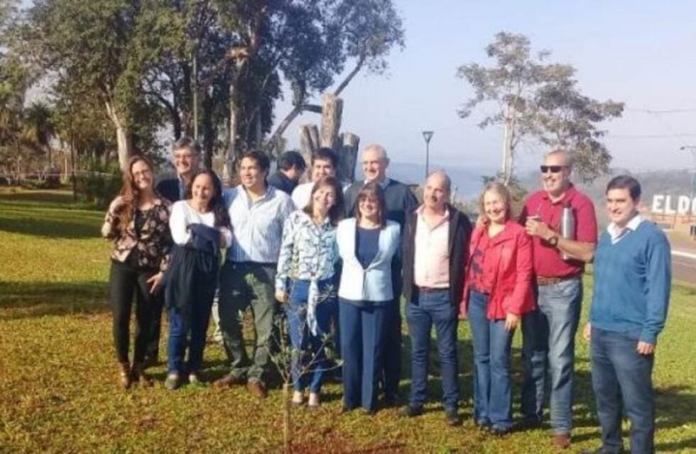 En el Día del Árbol, autoridades de Eldorado plantaron un olivo en la Costanera