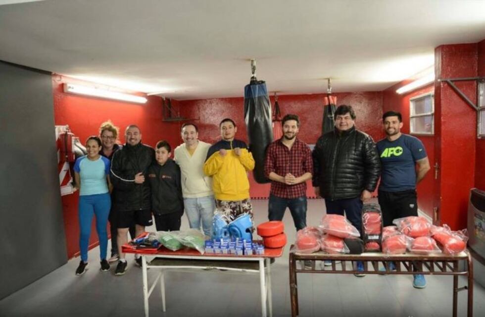 Entregan elementos para la práctica de boxeo