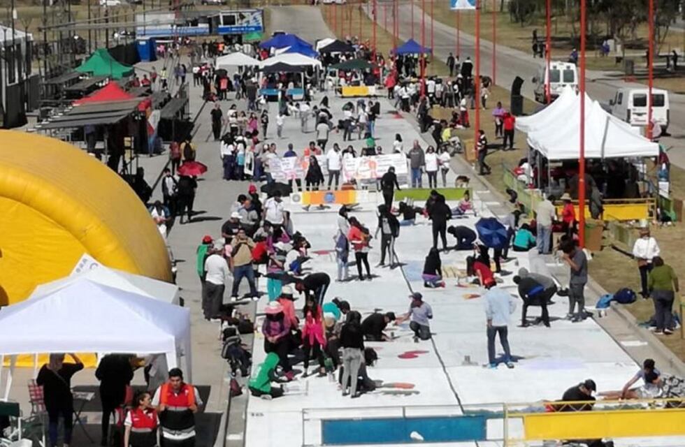 Cientos de jóvenes le dan color al escenario de la Fiesta Nacional de los Estudiantes