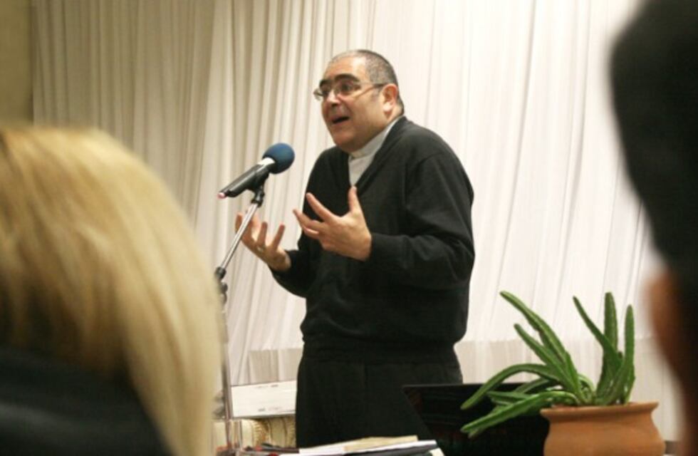 Un obispo se cansó de que le preguntaran sobre el papa y estalló en Twitter