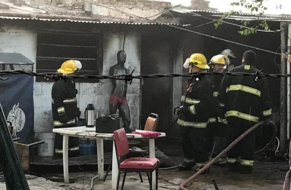 Una familia se salvó de milagro al incendiarse por completo su vivienda