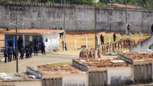 GRA152. NATAL (BRASIL), 15/01/2017.- Un grupo de presos es custodiado por la Policu00eda en la prisiu00f3n de Alcau00e7uz, hoy 15 de enero domingo, en la ciudad de Natal. Al menos 10 presos murieron el su00e1bado en el mayor centro penitenciario de Ru00edo Grande do Norte, A
