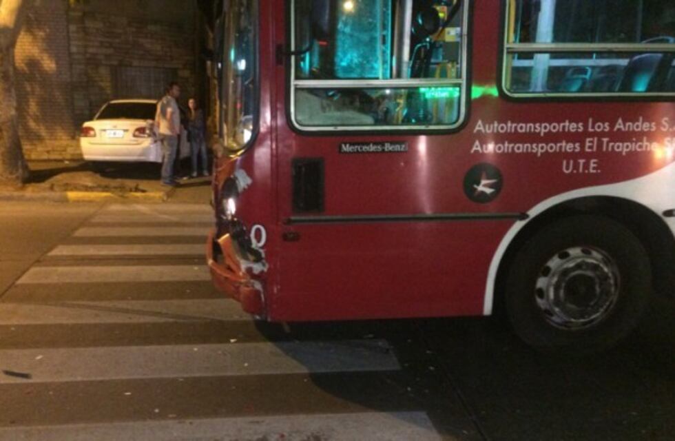 Un micro pasó en rojo y chocó a un auto en la Cuarta sección